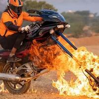 orang-gila-kepengen-jadi-ghost-rider-youtuber-ini-sengaja-bakar-motornya