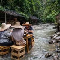 restoran-unik-di-tengah-aliran-sungai-yang-deras-ini-dapat-kritikan-dari-netizen