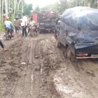 perempuan-meninggal-dunia-saat-macet-menuju-rs-di-jalanan-rusak-jambi