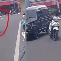parah-emak-emak-parkir-motor-tengah-jalan-bikin-netizen-geregetan
