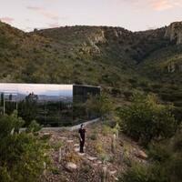 casa-etrea-rumah-cermin-ramah-lingkungan-yang-menyatu-dengan-alam