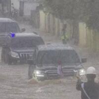 rombongan-mobil-jokowi-terendam-banjir-kalsel