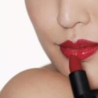 selain-membuat-bibir-merah-merona-lipstik-juga-bisa-jadikan-bibirmu-menghitam