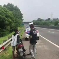 kendaraan-roda-dua-masuk-jalan-tol-hukumannya-denda-rp-500-ribu