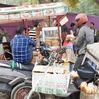 menengok-cara-penyajian-jajanan-pinggir-jalan-di-india-yang-pakai-tangan