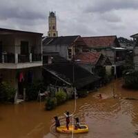 bubarkan-relawan-fpi-di-banjir-cipinang-melayu-polisi-pakai-atribut-terlarang