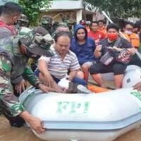 viral-aksi-fpi-beri-bantuan-dibubarkan-perahu-karetnya-dipakai