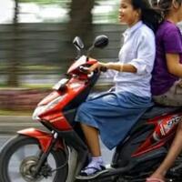 kacaw-bor-bawa-motor-bonceng-tiga-ga-pakai-helm-sanksinya-berat-loh