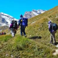 naik-gunung-pakai-sepatu-apa-sendal