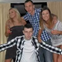 2-turis-mabok--nyulik--penguin-di-sea-world-pas-sadar-malah-bingung