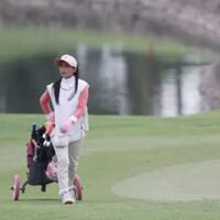 si-cantik-caddy-asisten-pemain-golf-yang-berpenampilan-menarik