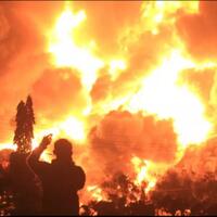 foto-foto-masifnya-ledakan-kilang-minyak-balongan-api-membumbung-tinggi