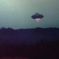 heboh-munculnya-pesawat--ufo--di-london-bikin-warga-panik-tapi-kesel