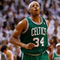 aksi-paul-pierce-live-instagram-bareng-para-penari-eksotis