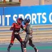 seru-2-rider-bule-membawa-nama-indonesia---malaysia-baku-hantam-di-sirkuit-motogp