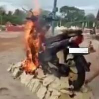 ingin-masuk-surga-pria-ini-rela-bakar-motor-miliknya