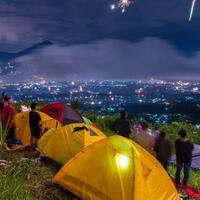 sensasi-berkemah-di-gunung-hanya-2-jam-dari-jakarta