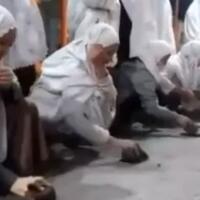 viral-video-para-santriwati-ramai-ramai-hancurkan-hp-pakai-batu-aksinya-jadi-sorotan
