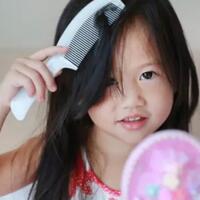 3-trik-melatih-si-kecil-menyisir