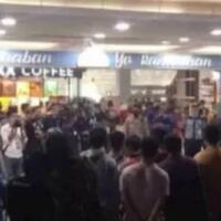 kesal-larangan-mudik-ratusan-mahasiswa-tutup-lippo-plaza
