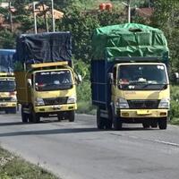 kenapa-di-jalan-raya-truk-sering-berjalan-beriringan-dan-susah-disalip