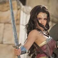 mirip-gal-gadot-gadis-imut-asal-usa-berdandan-ala-wonder-woman-dari-dc-universe