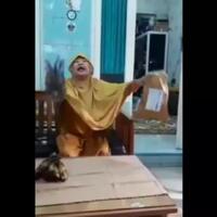 dihujat-netizen-emak-emak-yang-mencaci-maki-kurir-diinfus