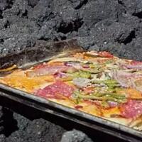 gokil-pria-ini-bikin-pizza-pakai-lava-gunung-berapi