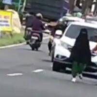 viral-perempuan-bercadar-berjalan-di-tengah-jalan-bikin-macet-magetan