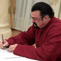 aktor-hollywood-steven-seagal-jadi-politikus-di-rusia
