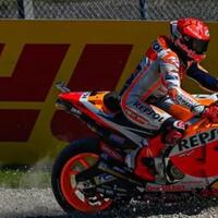 gak-hanya-valentino-rossi-marc-marquez-juga-alami-crash-di-motogp-catalunya