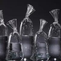 susahnya-desainer-dylan-martinez-membuat-sekantong-air-dalam-plastik