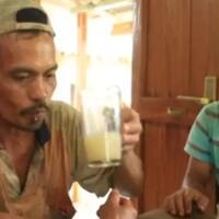 minuman-tradisional-tuak-alias-arak-dari-pohon-aren-agan-pernah-coba