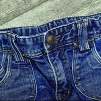 celana-jeans-dengan--noda--ngompol-dijual-1-juta-gansis-tertarik