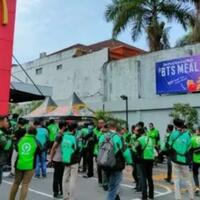 fans-bts-mulai-menggila-ojol-pun-rela-antri-demi-army