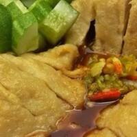 makan-pempek-sampai-merem-melek-vlogger-mencontohkan-cara-makan-pempek-yang-benar
