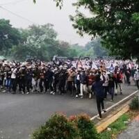 pendukung-rizieq-dan-polisi-bentrok-di-luar-arena-sidang