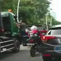 tak-hanya-diklakson-ini-pemicu-pengemudi-aniaya-sopir--rusak-truk-kontainer