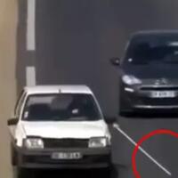 astaga-netizen-gregetan-lihat-seorang-buta-bawa-mobil-ngebut-dibantu-tongkatnya