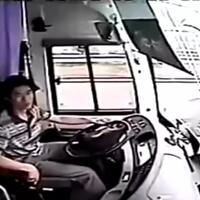 hati-hati-di-jalan-bukan-cuma-kiasan-sopir-bus-lalai-penumpang-terpental-keluar