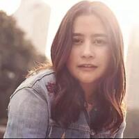 tetap-jadi-pusat-perhatian-ala-prilly-latuconsina