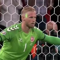 schmeichel-kena-serangan-laser-saat-hadang-pinalti-kane