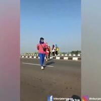 ada-aja-kelakuan-emak-emak-7-wonder-woman-bikin-konten-di-jalan-raya