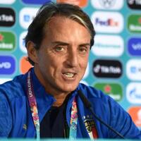 roberto-mancini-angkat-trofi-negara-pertamanya-bersama-italia-bakal-ketagihan