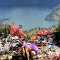 16-ton-sampah-diangkut-dari-gunung-rinjani-selama-3-hari-oleh-pria-prancis
