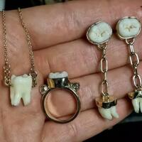 ringankan-duka-ahli-perhiasan-ciptakan-kalung-cincin--anting-dari-tulang--gigi