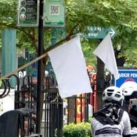 menyerah-hadapi-ppkm-pedagang-di-malioboro-kibarkan-bendera-putih