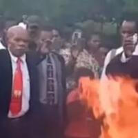 tak-percaya-covid-pendeta-dan-jemaat-23-gereja-di-papua-bakar-masker