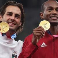 mengharukan-dua-atlet-lompat-tinggi-ini-berbagi-emas-olimpiade-tokyo