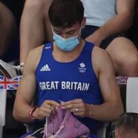 kunci-sukses-atlet-loncat-indah-inggris-tom-daley-merajut